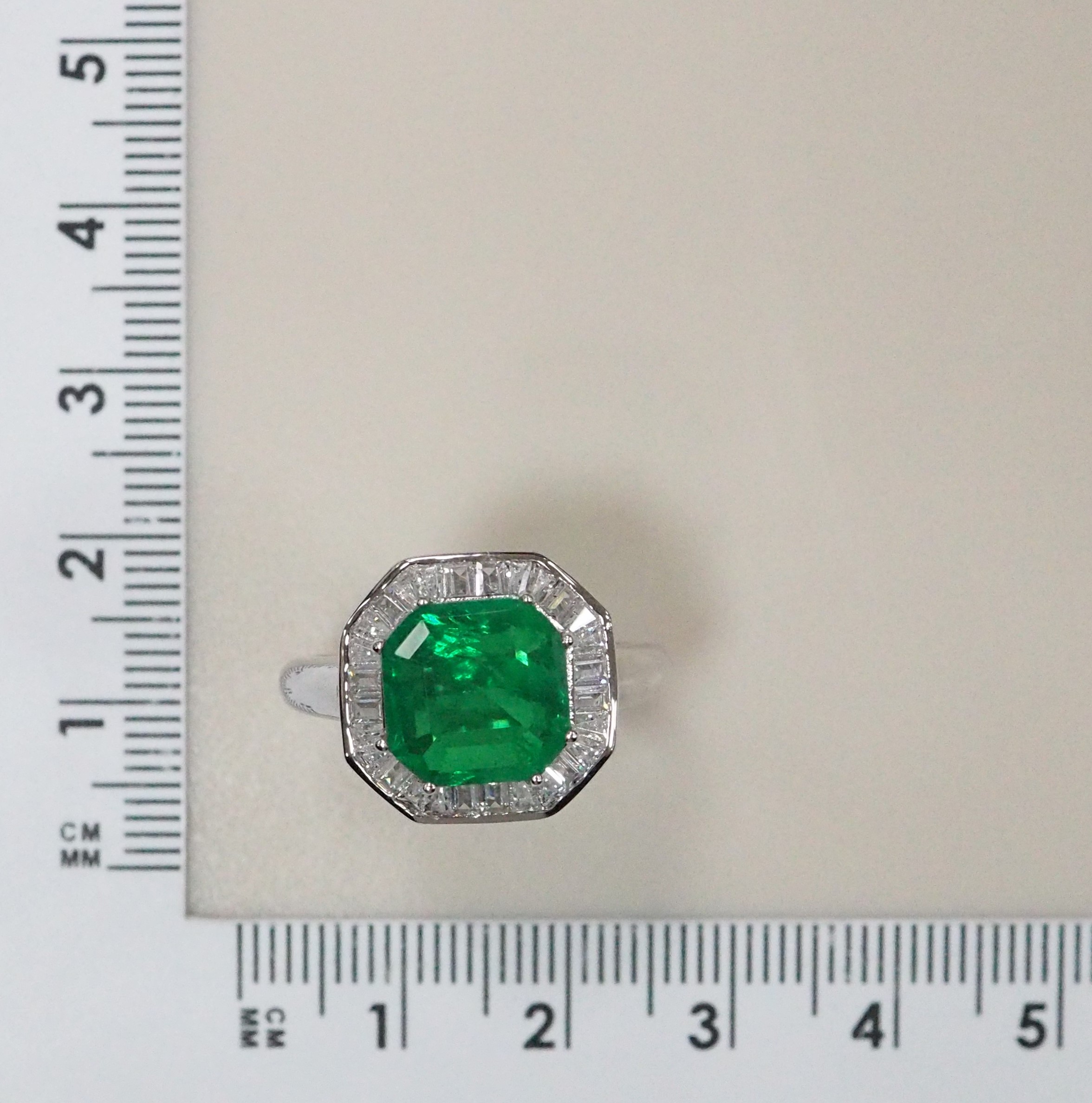 Серебряное кольцо 925 пробы; вставки 1 Куб. Цирконий зеленый; 28 Куб. Цирконий бесцв.;